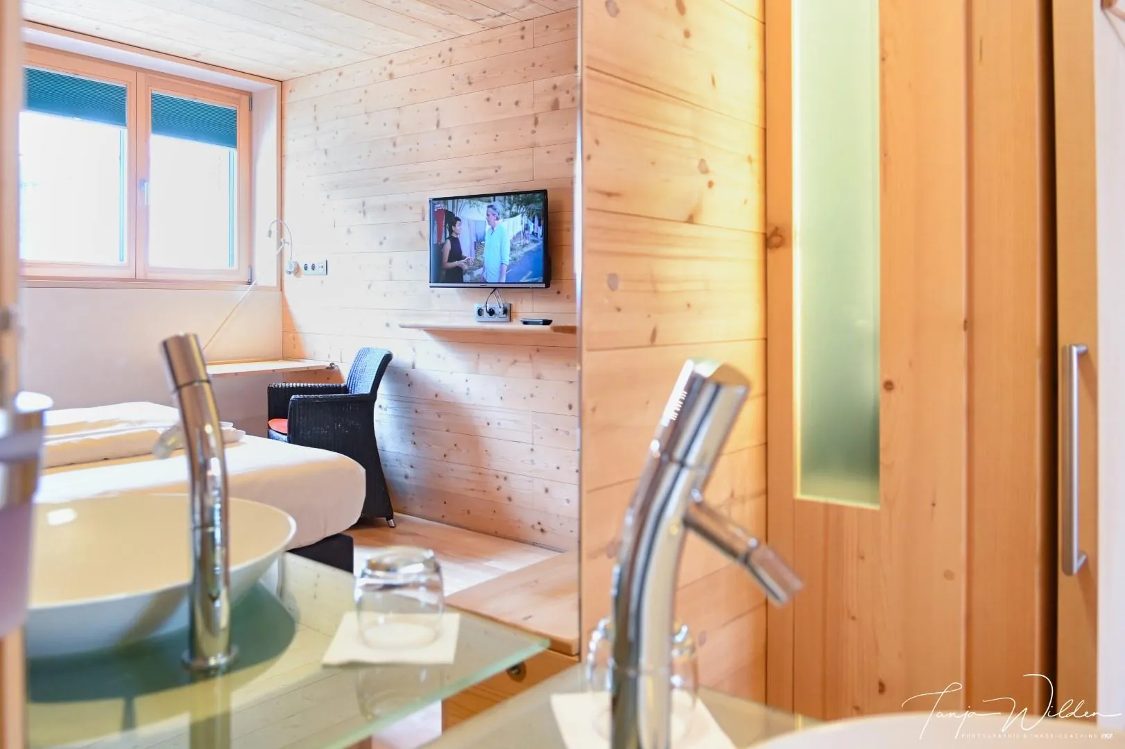 Modern private bathroom — Hotel Sleepwood, Eupen — High Fens